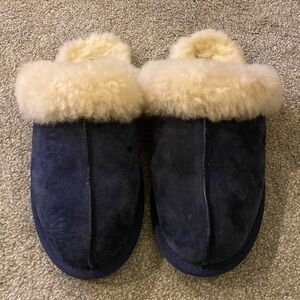 Ugg Australia Slippers/Slides Sz 8 Color: Navy